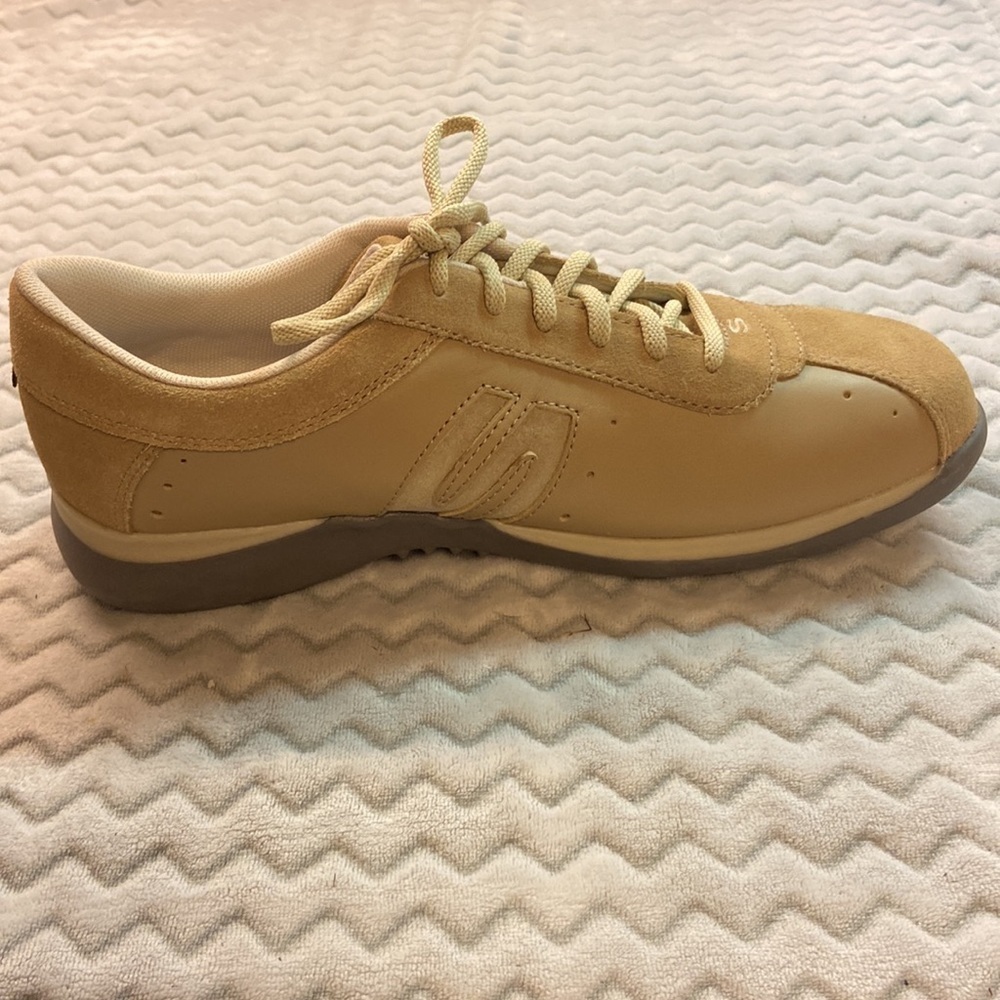 Skechers Somethin’ Else Sneaker/Oxford/Walking. Leather Upper. Natural Color